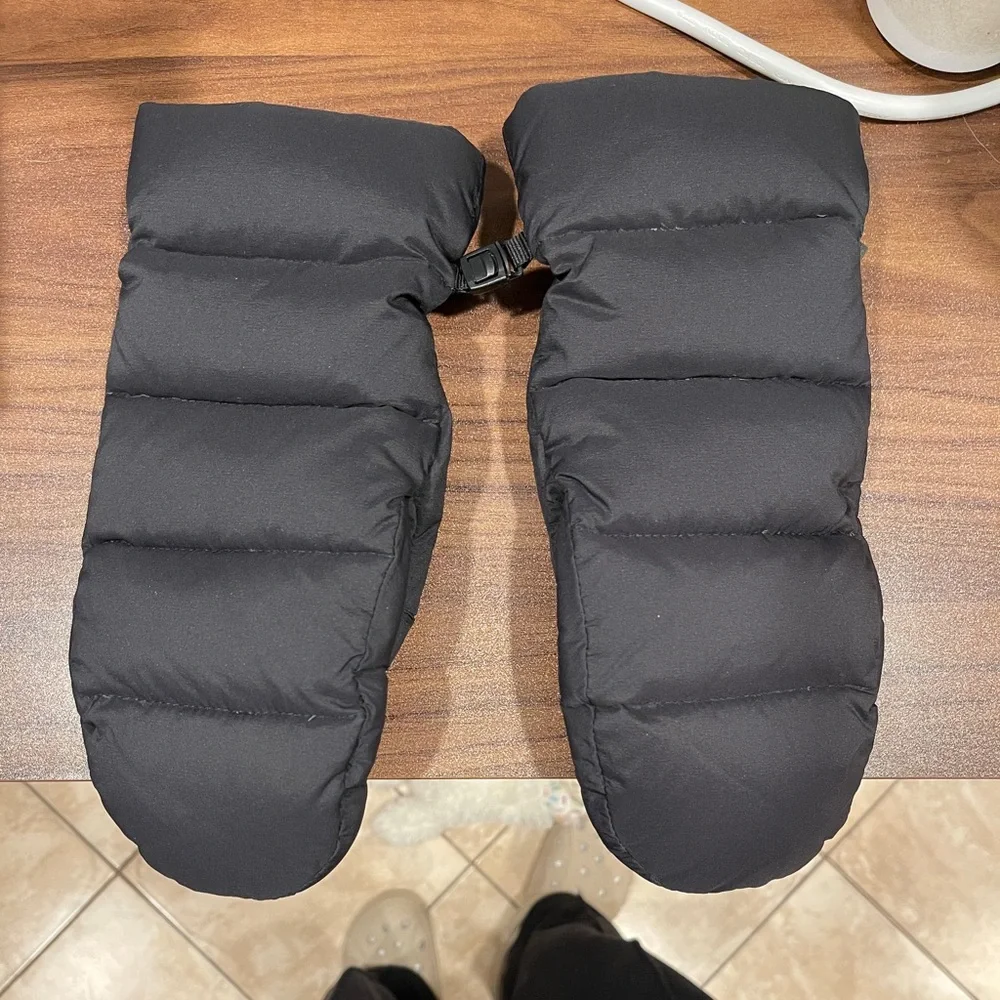 Aritzia the super puff mittens in black - Picture 2 of 3